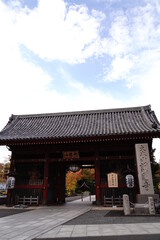Fototapeta premium 護国寺、大本山、六地蔵、お地蔵さん、地蔵、仏像、寺、仏教、門、建物、東京、日本、観光、信仰、初詣、お参り、神聖、門、お布施、賽銭、灯篭、看板、文字、お寺、池袋、文化財、木、信仰、参道、道、空、青空、野外、
