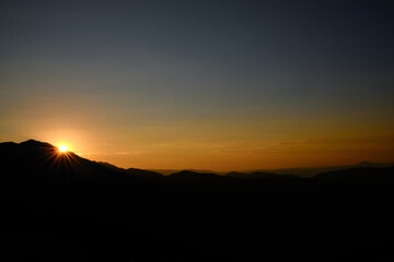 Obraz premium sky mountain sunrise behind the clouds mountain silhouette