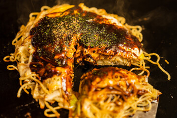 鉄板で焼く広島風お好み焼き