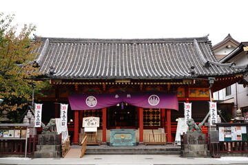 Obraz premium 浅草神社、あさくさ、神社、浅草、寺、狛犬、聖犬、観光名所、観光、旅行、東京、日本、あさくさ、信仰、初詣、お参り、お寺、空、青い、龍、カラフル、アジア、鳥居、建物、看板、石、門、神社、神道、