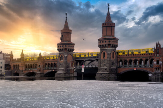 Oberbaumbr&uuml;cke &uuml;ber der vereisten Spree mit dar&uuml;ber fahrender Ubahn