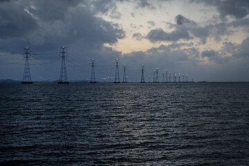 바다 위로 만들어진 전력 전송탑의 저녁 풍경