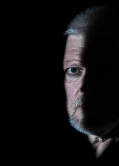Ein neugieriger Mann beobachtet durch einen schmalen Schlitz und blickt ins Licht. Der Hintergrund...