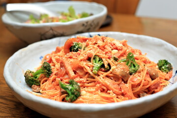 大皿に盛られた大盛りのトマトソーススパゲティ