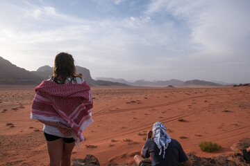 Des touristes dans le désert du Wadi Rum en Jordanie.
