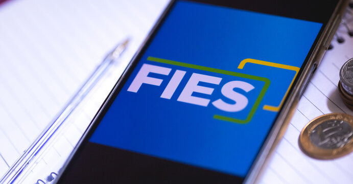A logo do FIES que se refere ao Fundo de Financiamento Estudantil no Brasil na tela de um celular. Educa&ccedil;&atilde;o, Governo, Dinheiro, Empr&eacute;stimo.