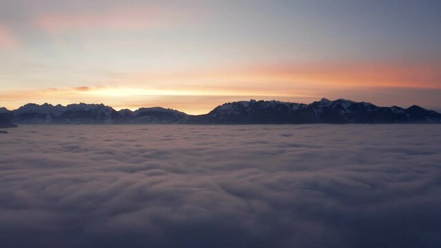 Nebel über dem Rheintal mit Sonnenuntergang und Abendstimmung. 