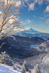 Fototapeta na wymiar 冬の大菩薩嶺登山道から樹氷・霧氷と富士山