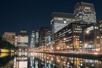 東京・丸の内のオフィスビル群と皇居のお濠　夜景　Office buildings in...