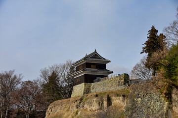 Fototapeta premium 上田城址公園 青空の石垣と櫓