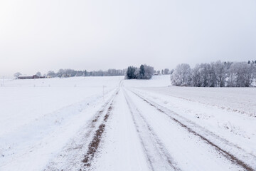 Obraz premium Country road landscape in a frosty and snowy christmas day 