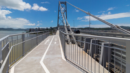 estrutura em perspectiva da ciclovia e caminho de pedestres da ponte Hercílio luz de Florianopolis Santa Catarina Brasil Florianópolis