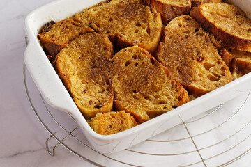 Arme-Ritter Auflauf mit Karamellkruste frisch aus dem Ofen.