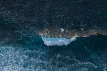 Naklejka premium Great waves illuminated by the sun during sunset. Great waves that are perfect for surfing.