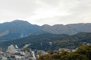 Fototapeta na wymiar 日本大分県別府市：温泉の湯けむりが上がる別府温泉の町の景色 