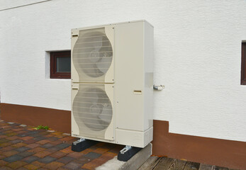 Luftwärmepumpe, Klimaanlage für Heizung und Warmwasser an einem modernen Wohnhaus