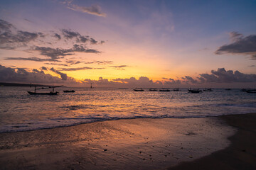 Obraz premium Traditional Balinese boat near Jimbaran beach at sunset in Bali, Indonesia.