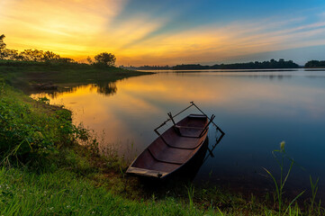 Obraz premium Dawn at the lake with a boat