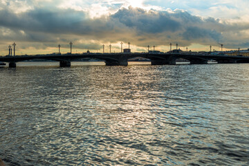 Obraz premium Dramatic view of the palace bridge across the Neva River in the city of St. Petersburg. Russia