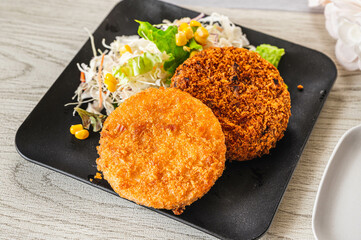 揚げ物　メンチカツとハムカツ