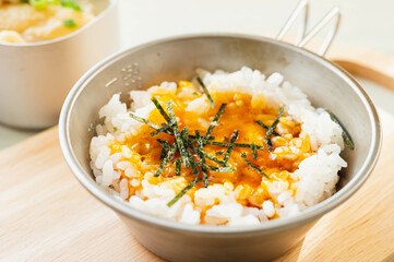 醤油をかけた卵かけご飯