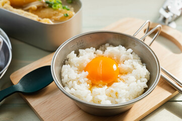 シェラカップで食べる卵かけご飯