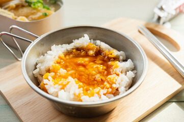 醤油をかけた卵かけご飯