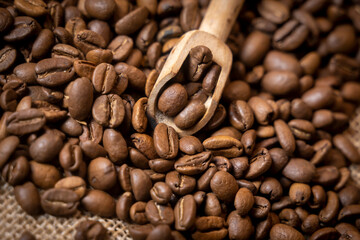 grains de café torréfiés avec une petite cuillère en bois