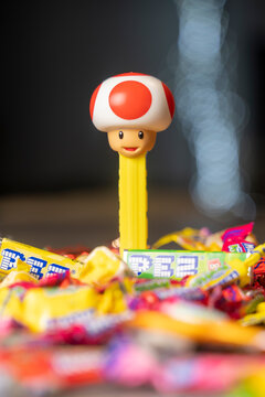 Jouet Et Bon Bons PEZ Avec L'image De Toad De Mario Bross Dans Un Mélange De Bonbons