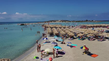 Fototapete Elafonissi Strand, Kreta, Griekenland Menschen, die sich an sonnigen Sommertagen am berühmten rosafarbenen Korallenstrand von Elafonisi auf Kreta entspannen