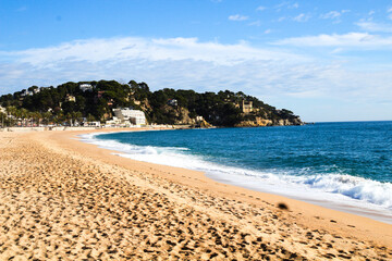 lloret de mar strand, bucht im winter mit leerem strand
