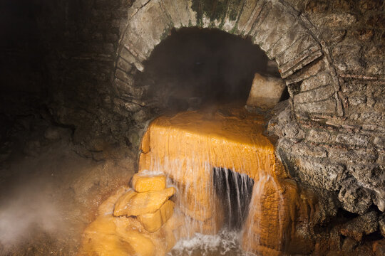  Interior of the Roman baths of Bath, UK. Stone arch