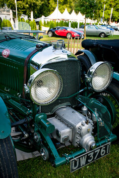 Bentley Oldtimer, im Hintergrund Bugatti