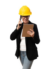 Mujer mediana edad ingeniero con casco amarillo hablando por el móvil y con la Tablet en la mano...