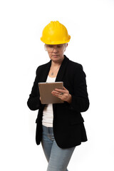 Mujer mediana edad ingeniero con casco amarillo hablando por el móvil y con la Tablet en la mano...