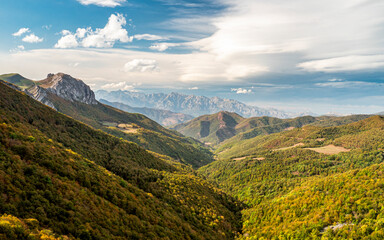 Cordillera de "Picos de Europa" desde el mirador de Piedrasluengas en la provincia de Palencia, Castilla-León, España.