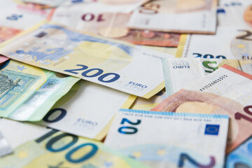 Obraz premium Lots of different Euro banknotes shown as a mess