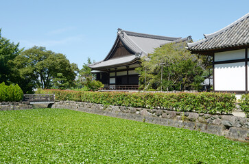 橘寺　放生池と本堂　奈良県明日香村