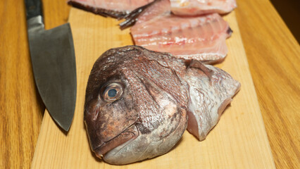 鯛を包丁で切る｜生魚の調理シーン