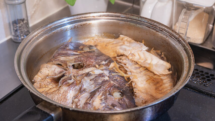 キッチンで鯛のかぶと煮(あら炊き)をつくる｜和食の魚料理