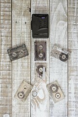 personal stereo y cassette sobre madera blanca envejecida