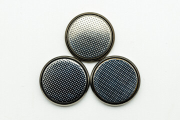 Detalle de tres pilas de botón  sobre fondo blanco