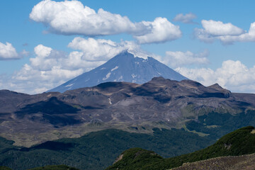 Naklejka na ściany i meble Paisaje de montañas con volcán de fondo, Sur de Chile