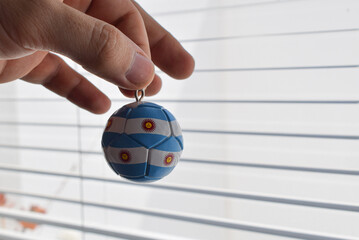 Sosteniendo adorno o llavero de futbol de Argentina