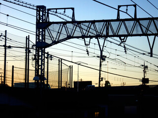 電線と鉄骨梁のシルエット