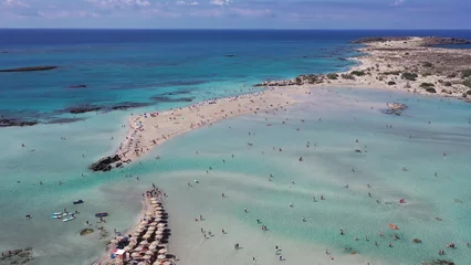 Photo sur Plexiglas  Plage d'Elafonissi, Crète, Grèce Crowds of tourists on the picturesque beach and shallow lagoons at Elafonissi.
