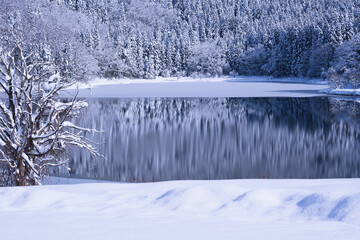 初雪の湖畔　初冬の風景