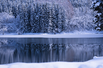 Obraz premium 初雪の湖畔 初冬の風景