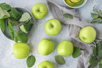 Fototapeta na wymiar Ripe green apples on light background