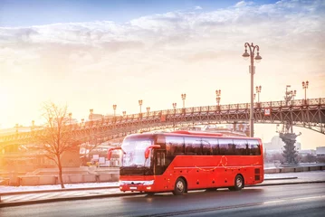 Foto op Canvas Red bus "Unforgettable Moscow" on the Prechistenskaya Embankment of the Moscow River, Patriarchal Bridge, Moscow © yulenochekk